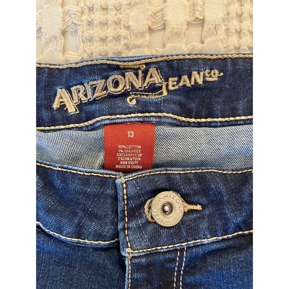Arizona Jeans Size 13 Womens Denim Distressed Cuffed Shorts Vacation Travel Pool - Picture 2 of 9